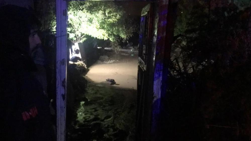 Batman ’da sağanak nedeniyle kerpiç ev çöktü: Anne bulundu, 3 çocuğu kayıp