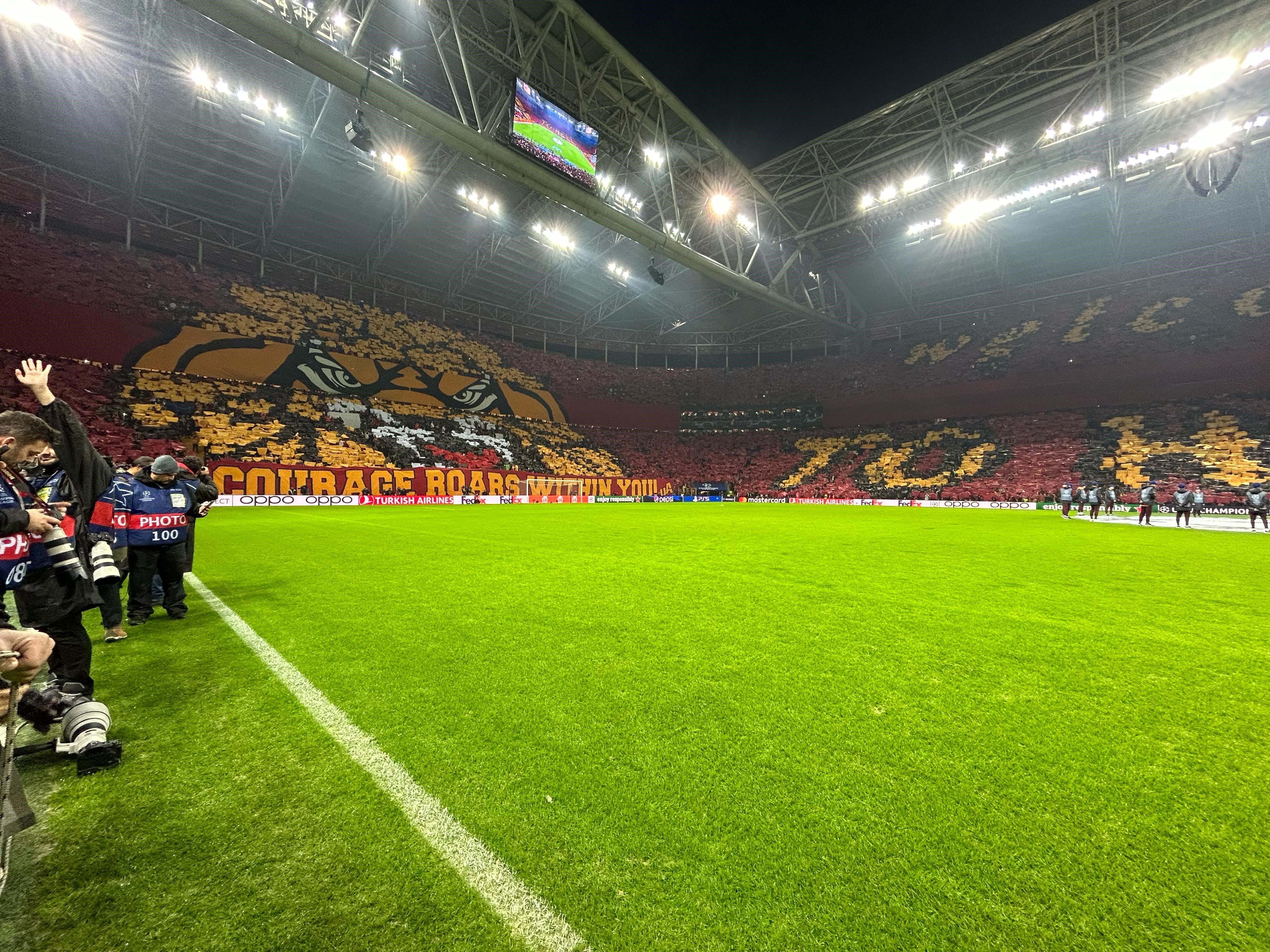 Galatasaray taraftarından  ’Welcome to hell ’ koreografisi