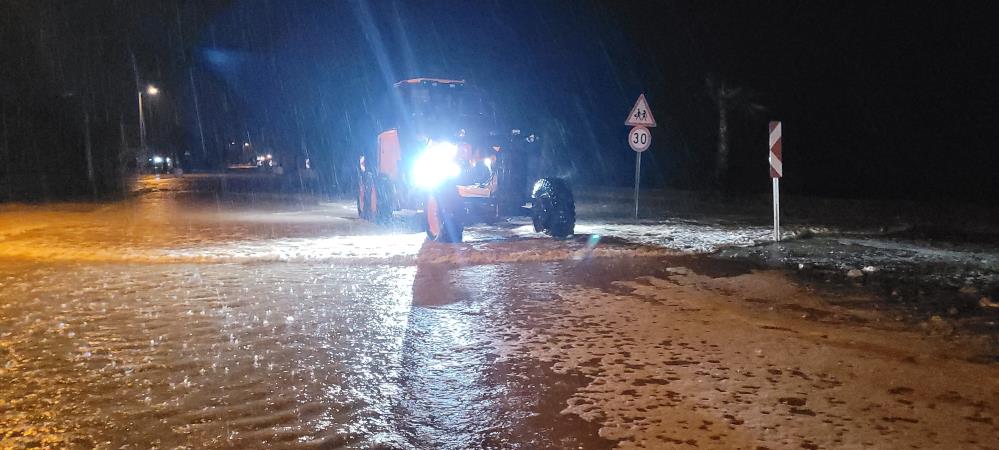 Kastamonu ’da deniz kara ile birleşti, yol su altında kaldı