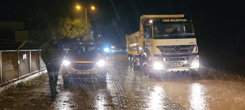 Kastamonu ’da deniz kara ile birleşti, yol su altında kaldı