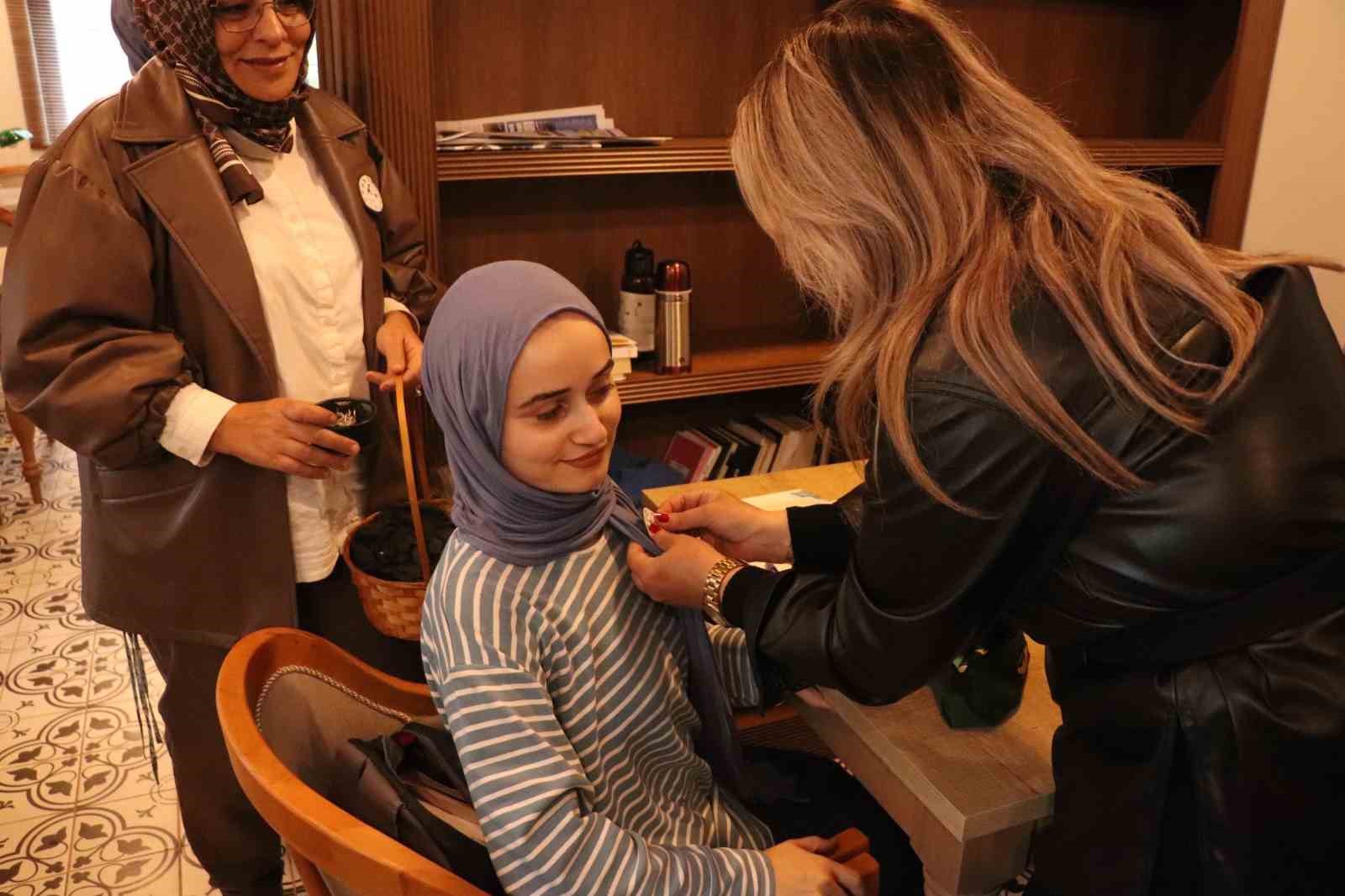 Öğrencilere Atatürk rozeti taktılar
