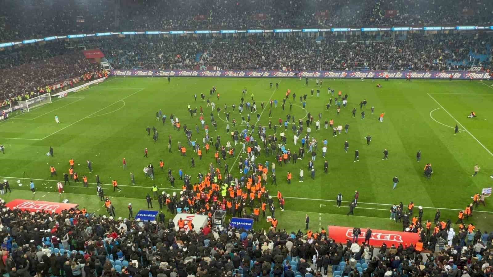 Trabzon ’da maç sonu saha karıştı 